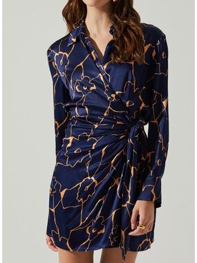 ASTR the label NWT Brielle Floral Long Sleeve Satin Wrap Shirtdress size XS